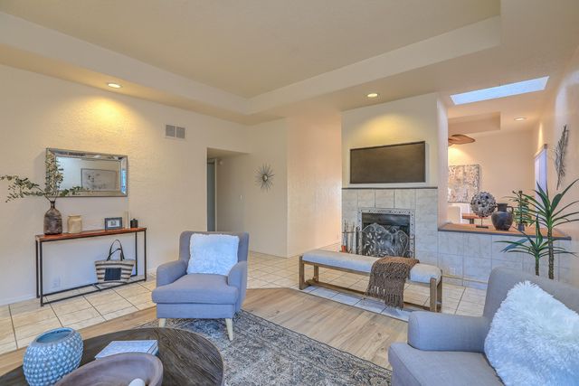 692 Lakeview Circle SE, Rio Rancho, NM 87124