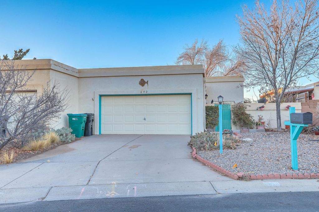 692 Lakeview Circle SE, Rio Rancho, NM 87124
