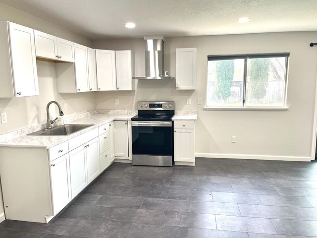 9342 Los Torres Dr, Elk Grove, CA 95624