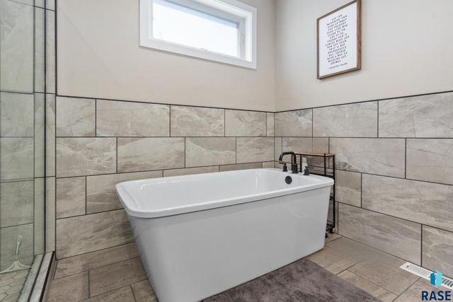 4100 N Interlachen Trl, Sioux Falls, SD 57107
