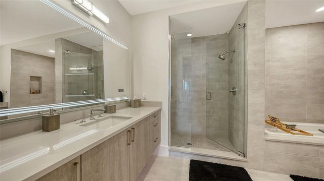 540 N TAMIAMI TRAIL 1702, Sarasota, FL 34236