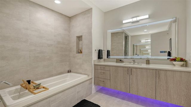 540 N TAMIAMI TRAIL 1702, Sarasota, FL 34236