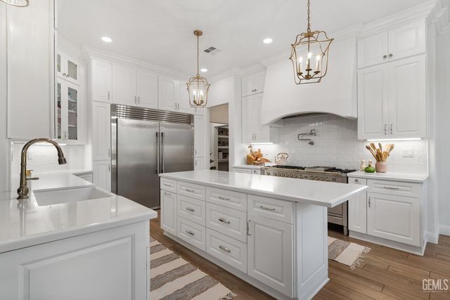 7233 Fountain Valley Drive, Bakersfield, CA 93308