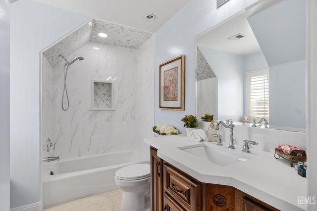 7233 Fountain Valley Drive, Bakersfield, CA 93308