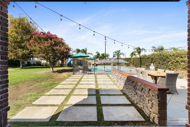 7233 Fountain Valley Drive, Bakersfield, CA 93308