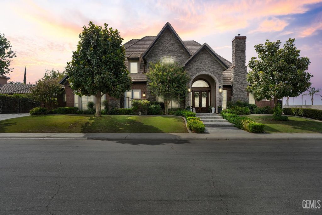 7233 Fountain Valley Drive, Bakersfield, CA 93308