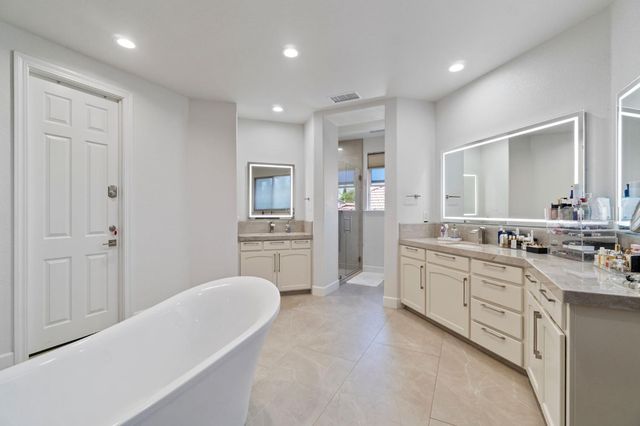 9544 N Larkspur Avenue, Fresno, CA 93720