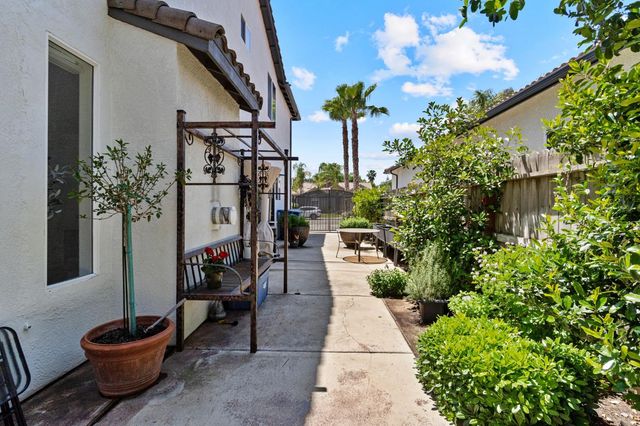 9544 N Larkspur Avenue, Fresno, CA 93720