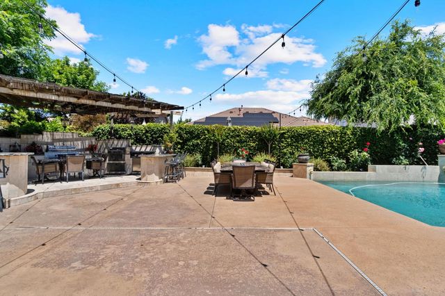 9544 N Larkspur Avenue, Fresno, CA 93720