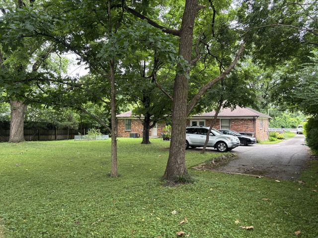 3836 Cross Creek Rd, Nashville, TN 37215