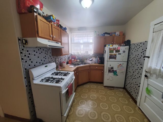 4158 W Wellington Avenue, Chicago, IL 60641