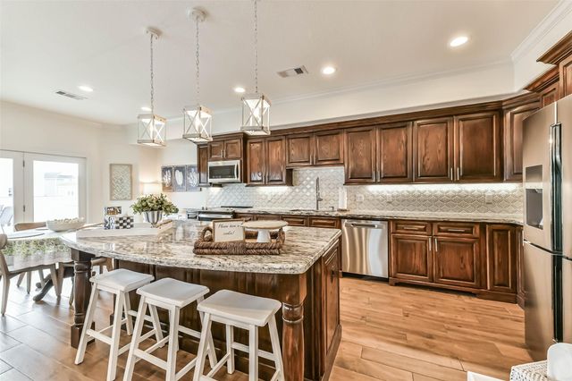 429 Jeanie Lynne Circle, Tiki Island, TX 77554