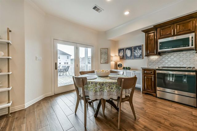 429 Jeanie Lynne Circle, Tiki Island, TX 77554