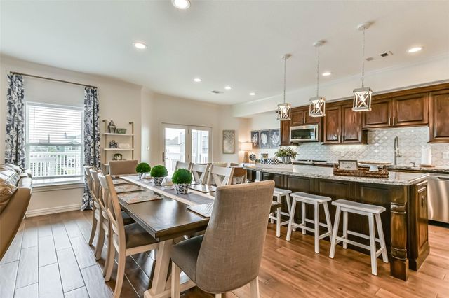 429 Jeanie Lynne Circle, Tiki Island, TX 77554