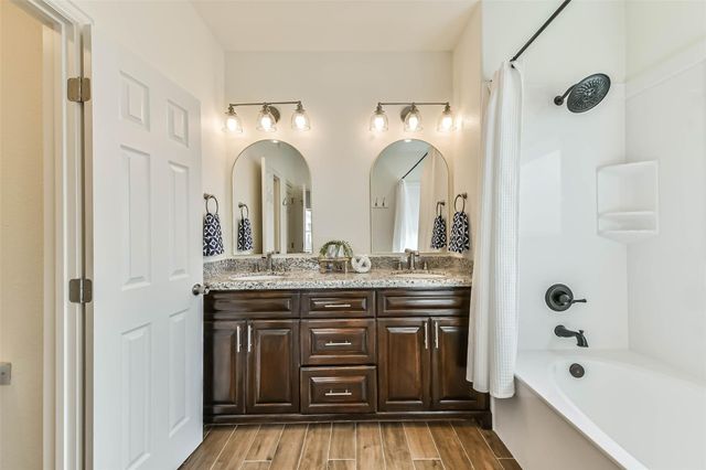 429 Jeanie Lynne Circle, Tiki Island, TX 77554