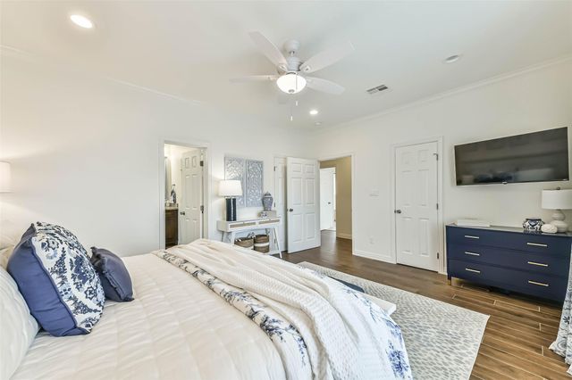 429 Jeanie Lynne Circle, Tiki Island, TX 77554