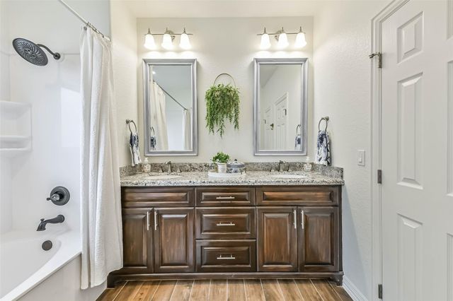 429 Jeanie Lynne Circle, Tiki Island, TX 77554