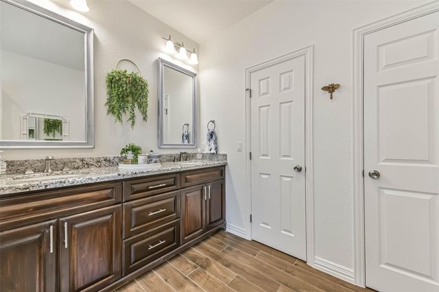 429 Jeanie Lynne Circle, Tiki Island, TX 77554