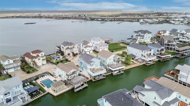 429 Jeanie Lynne Circle, Tiki Island, TX 77554