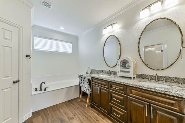 429 Jeanie Lynne Circle, Tiki Island, TX 77554