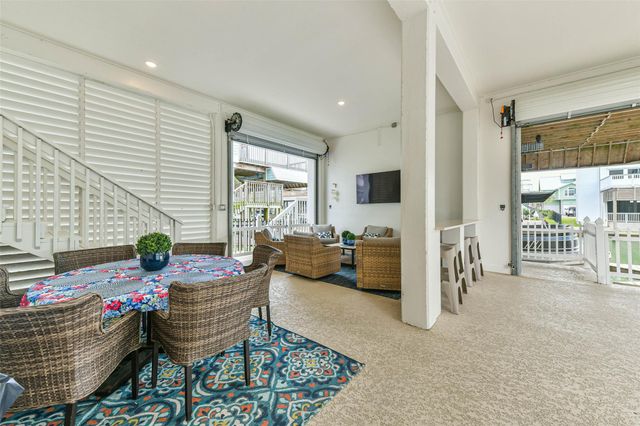 429 Jeanie Lynne Circle, Tiki Island, TX 77554