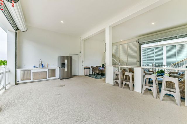 429 Jeanie Lynne Circle, Tiki Island, TX 77554