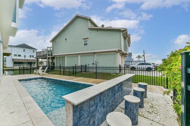 429 Jeanie Lynne Circle, Tiki Island, TX 77554