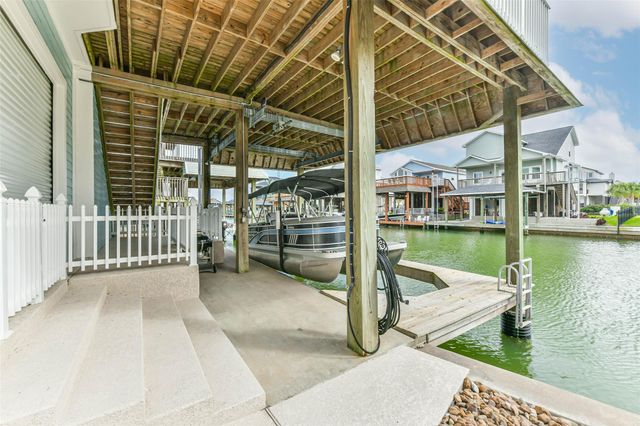 429 Jeanie Lynne Circle, Tiki Island, TX 77554
