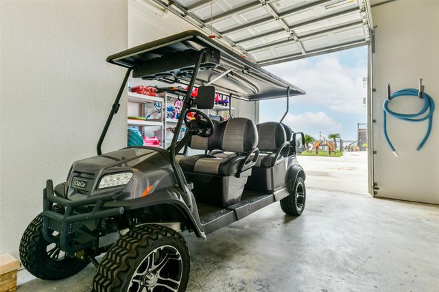 429 Jeanie Lynne Circle, Tiki Island, TX 77554