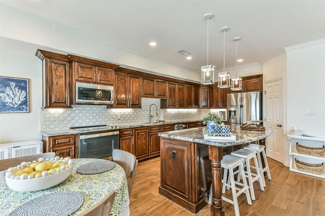 429 Jeanie Lynne Circle, Tiki Island, TX 77554