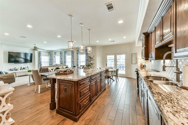 429 Jeanie Lynne Circle, Tiki Island, TX 77554