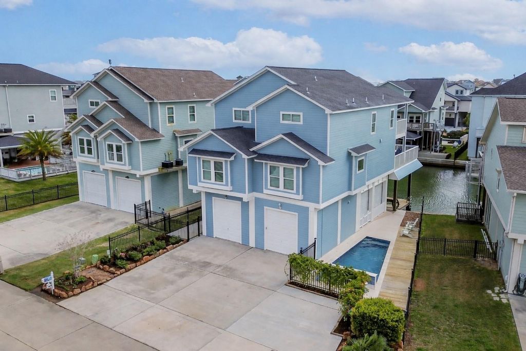 429 Jeanie Lynne Circle, Tiki Island, TX 77554