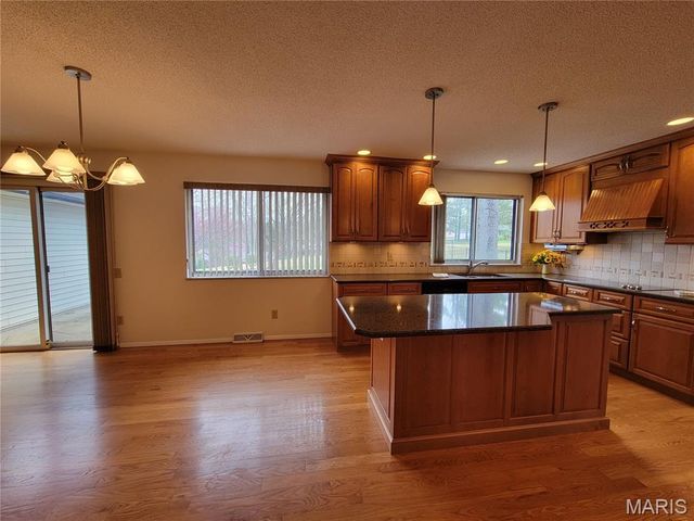 3568 Queens Hill Drive, Oakville, MO 63129