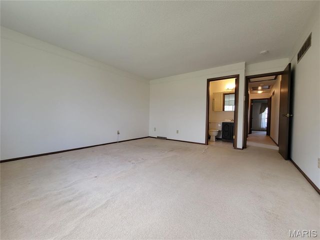 3568 Queens Hill Drive, Oakville, MO 63129