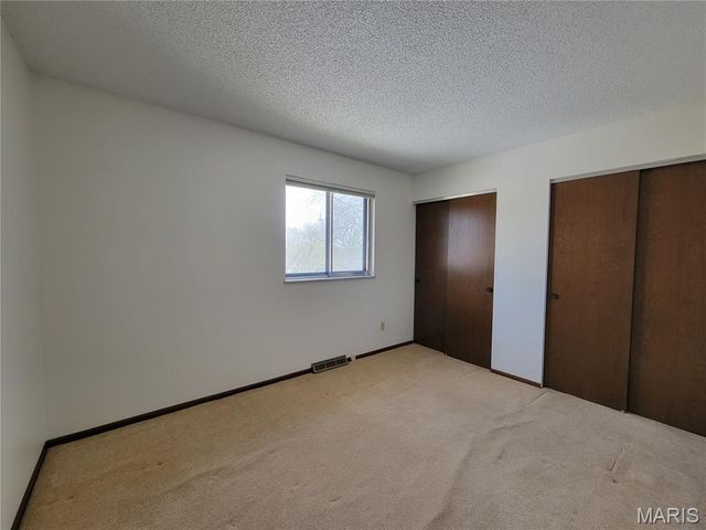 3568 Queens Hill Drive, Oakville, MO 63129