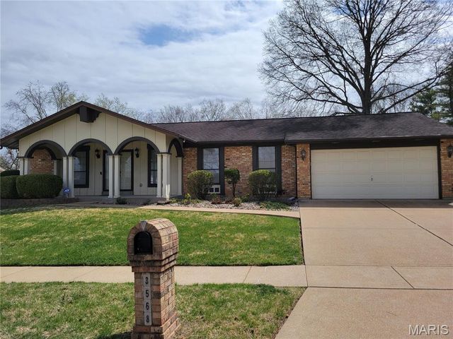 3568 Queens Hill Drive, Oakville, MO 63129