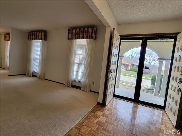 3568 Queens Hill Drive, Oakville, MO 63129