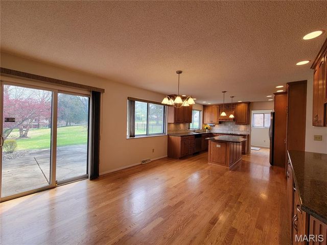 3568 Queens Hill Drive, Oakville, MO 63129