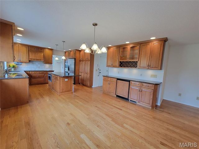 3568 Queens Hill Drive, Oakville, MO 63129