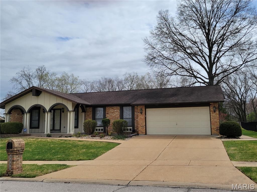 3568 Queens Hill Drive, Oakville, MO 63129