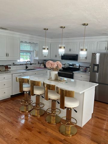 38 Rockland Dr, Brockton, MA 02301