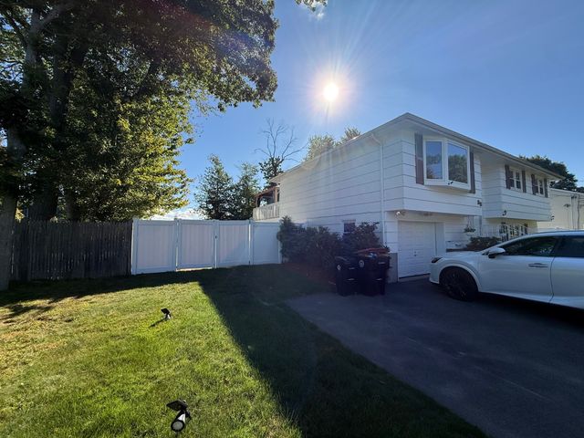 38 Rockland Dr, Brockton, MA 02301