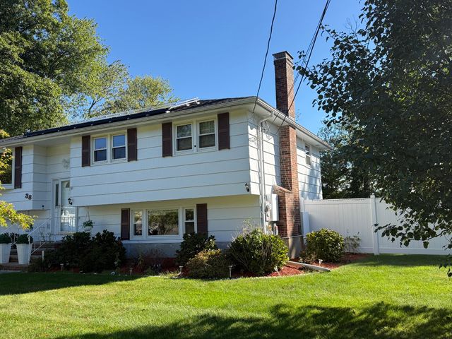 38 Rockland Dr, Brockton, MA 02301