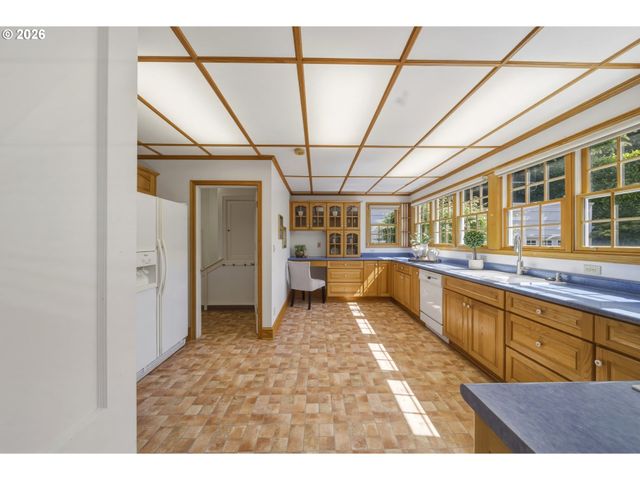 3921 Se LAKE Rd, Milwaukie, OR 97222