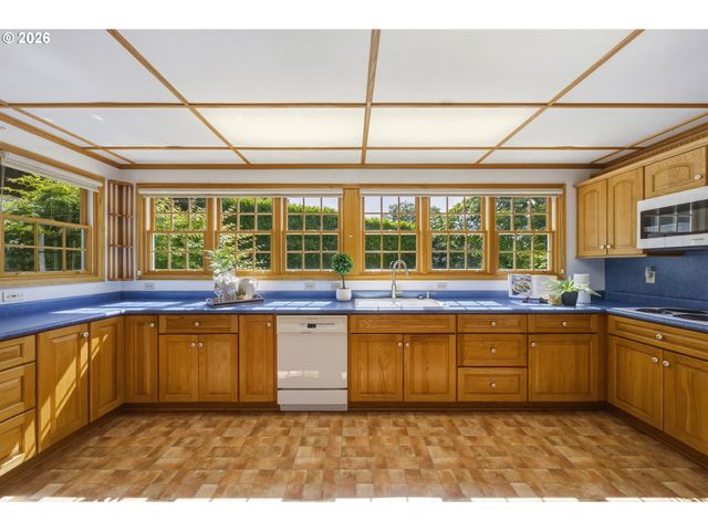 3921 Se LAKE Rd, Milwaukie, OR 97222