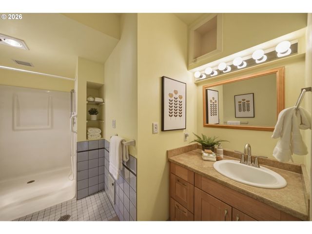 3921 Se LAKE Rd, Milwaukie, OR 97222