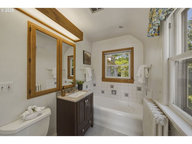 3921 Se LAKE Rd, Milwaukie, OR 97222