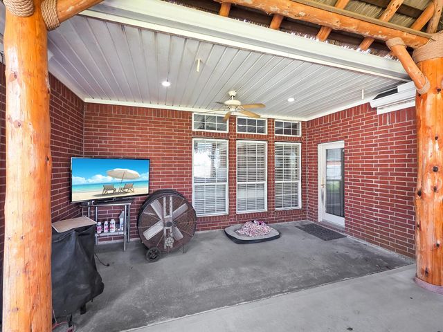 520 Meadow Lane, Winnie, TX 77665