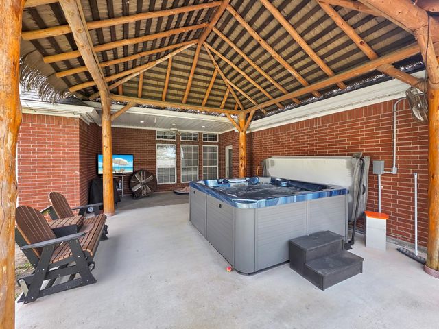 520 Meadow Lane, Winnie, TX 77665