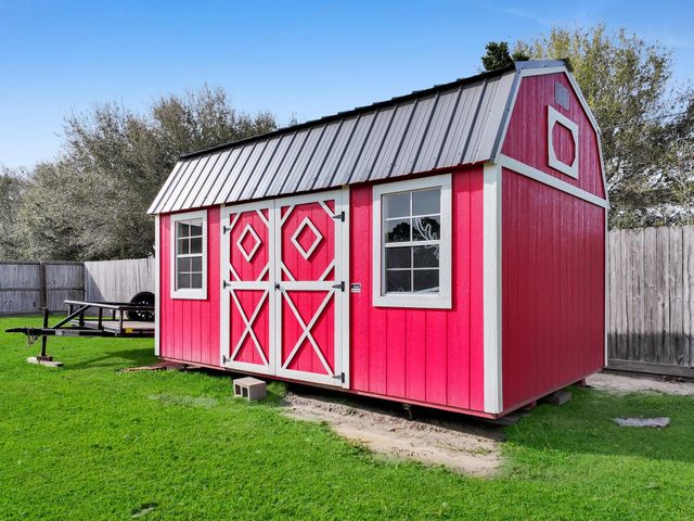 520 Meadow Lane, Winnie, TX 77665